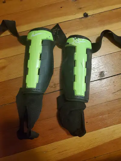 Kids Nike shin pads size M, View more
