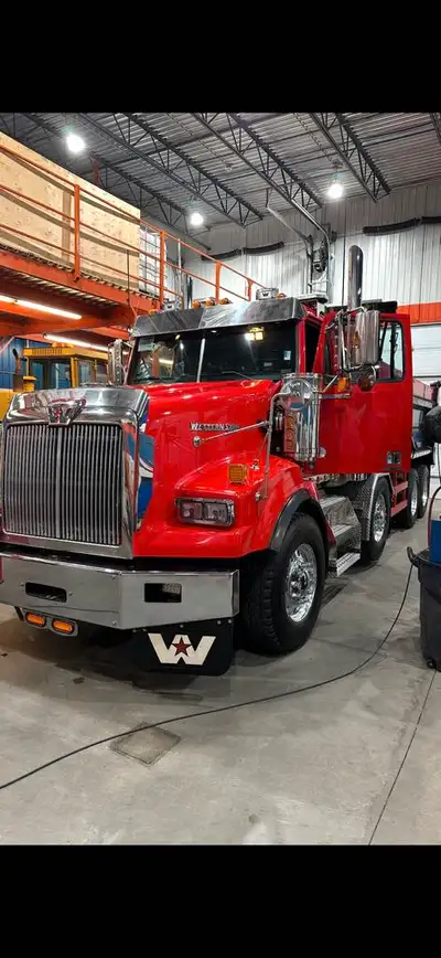 Camion 12 roues à vendre 220 000$ 2022 WesternStar 4900SA km: 180 000 Suspensions: Airliner 46 000 L...