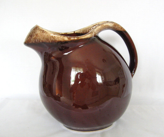 HULL POTTERY BROWN DRIP...PICHET a EAU 7 1/4 POUCES dans Art et objets de collection  à Ouest de l’Île