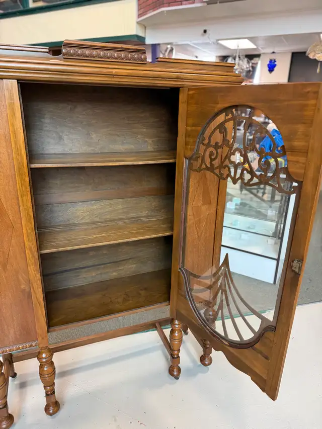 vintage solid wood display cabinet  in Hutches & Display Cabinets in Edmonton - Image 7