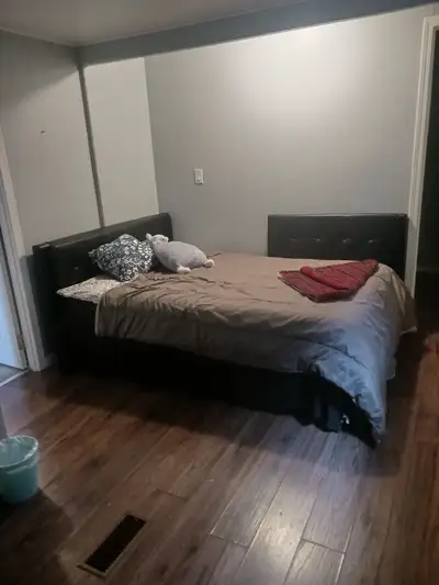 LARGE ROOM FOR RENT!