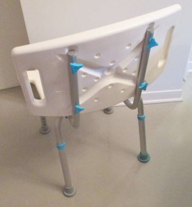 AquaSense bath chair w/back rest dans Santé et besoins spéciaux  à Ville de Montréal - Image 3