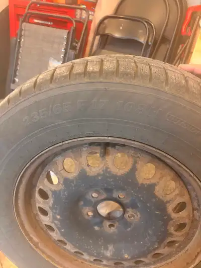 4 pneus d’hiver 235/65/R17 utilisés sur Sorento V6 2018, marque Kumhu, vient sur les jantes. Acheté...