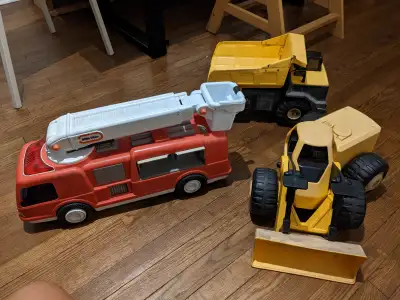 Camion de pompier (10$) Camion benne (5$) VENDU Tracteur (5$) Voir aussi mes autres annonces d’artic...