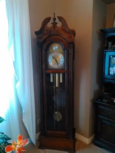 ANTIQUE GRANDFATHER CLOCK IN EXCELLENT CONDITION, View more