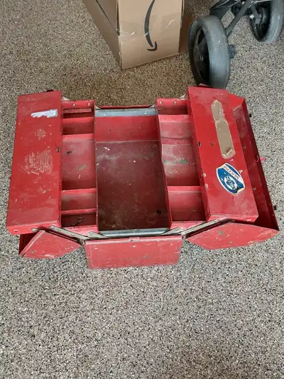 This is a used Waterloo tool box, perfect for any job, big or small. Despite its used condition, it...