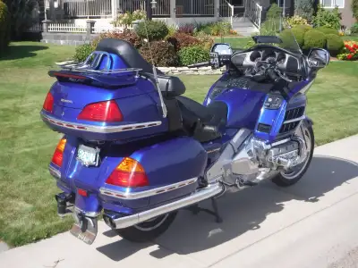 2001 Goldwing 194,000 km All Safety recalls done excellent shape and condition.Includes spare rim an...