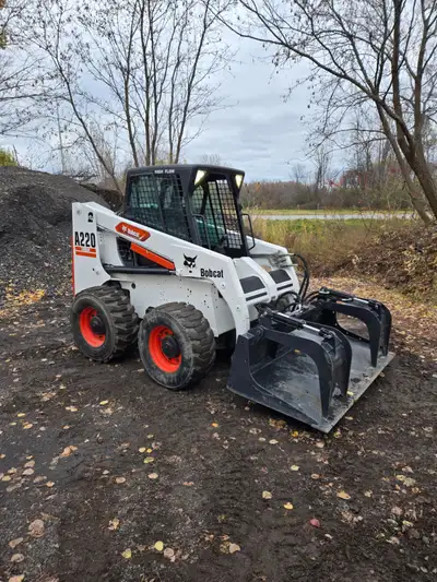 Bobcat a220. high flow , chargeuse à direction intégrale année 2005. Nandomage pas quand elle tourne...