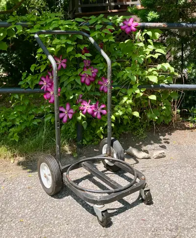 Chariot de manutention en très bon état. - Idéal pour transporter les bouteilles d’eau. - En très bo...