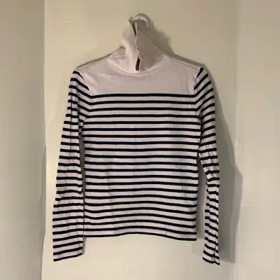- Pre-Owned/Used - Women’s Size Small - Brand: J. Crew - Message Me If You Have Any Questions/Inquir...