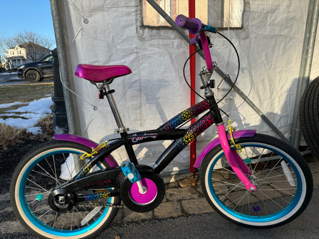 Vélo 18’’ avec petites roues et casque dans Enfants  à Laval/Rive Nord - Image 3