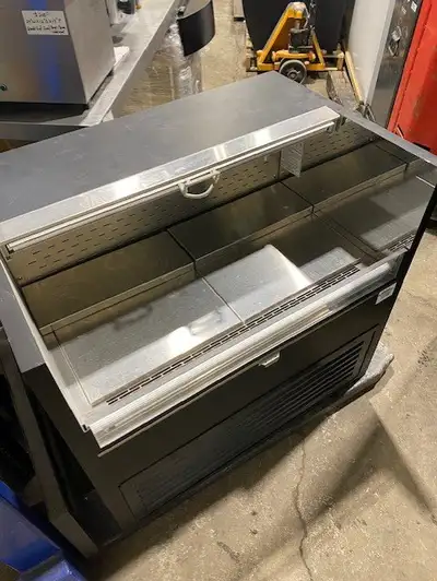 You are viewing a very nicely used QBD Low Profile Open Air Cooler with night shade that is 36-1/4"...