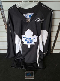 MEDIUM RBK MAPLE LEAFS PRACTICE JERSEY (24709262) 