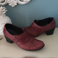 Clarks women's oxblood leather booties Size 7 1/2