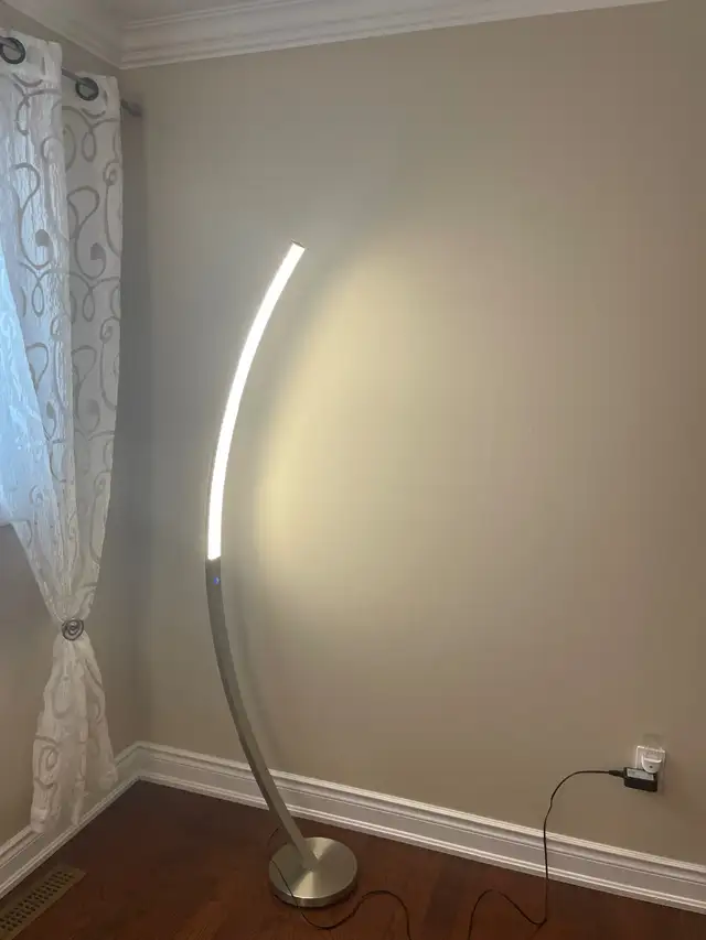 LED floor lamp. in Indoor Lighting & Fans in Markham / York Region - Image 2
