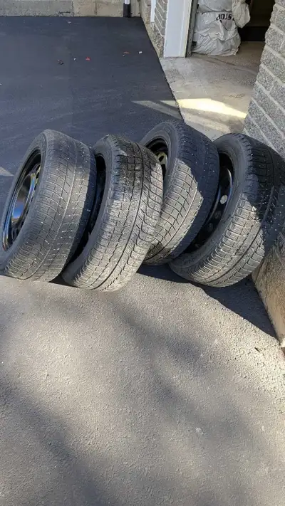Pneus Michelin X-ICE 205/55R16 environ 10000 km d'usure Jantes incluses. Était sur un Hyundai Sonata