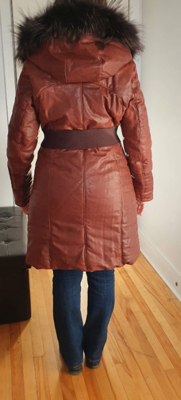 Manteau d'hiver brun en cuir et fourrure style Rudsak dans Femmes - Hauts et vêtements d'extérieur  à Ville de Montréal - Image 3