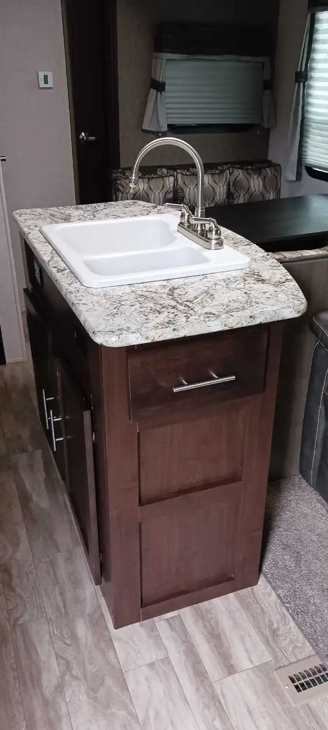 2019 Surveyor 28ft. in Travel Trailers & Campers in Campbell River - Image 4