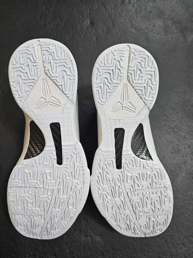 Kobe 5 Platinum in Men's Shoes in Mississauga / Peel Region - Image 6