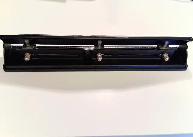 Perforateur à papier – trois trous 5$ in Other Business & Industrial in Longueuil / South Shore - Image 2