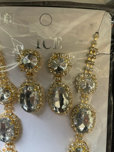 ***BRAND NEW*** Gold Rhinestone Necklace & Earring Set in Jewellery & Watches in Burnaby/New Westminster - Image 2