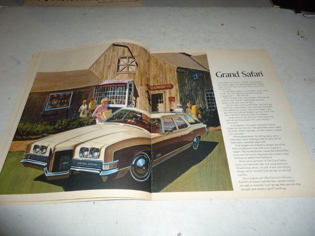 1971 PONTIAC STATION WAGONS SALES BROCHURE. CAN MAIL! in Arts & Collectibles in Belleville - Image 3
