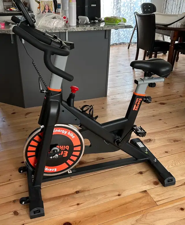 Energy Stationary Bike in Exercise Equipment in Kitchener / Waterloo - Image 4