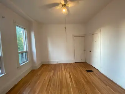 Large Renovated  Room near Kensington Market