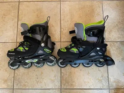 Rollerblades ajustables, pointure 5 à 8, peu utilisés et en excellent état. Modèle Spitfire TS junio...