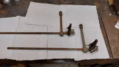 VOUS LISEZ, C'EST DISPONIBLE. DEUX (2) SUPPORTS DE PNEUS USAGÉS POUR VOITURES ANCIENNES POUR LES PNE...