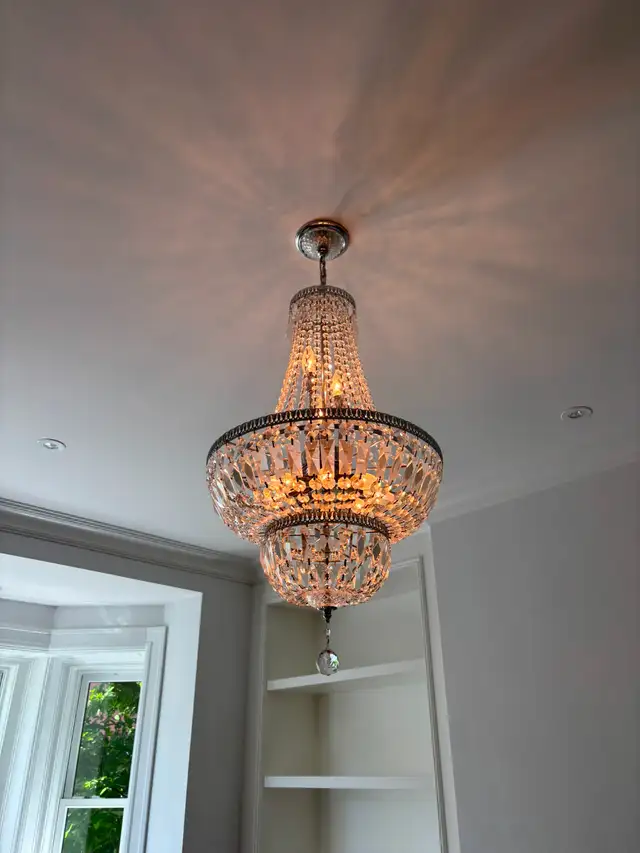 Crystorama Lighting Crystal Chandeliers (x2) in Indoor Lighting & Fans in City of Montréal - Image 6