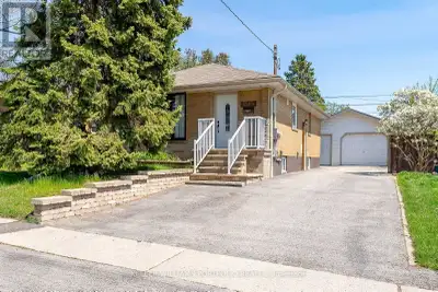 ✨ Spacious & Bright 3-Bed Main Floor Unit – Steps to Lake Ontario! Rent: $2,350 / month Location: La...