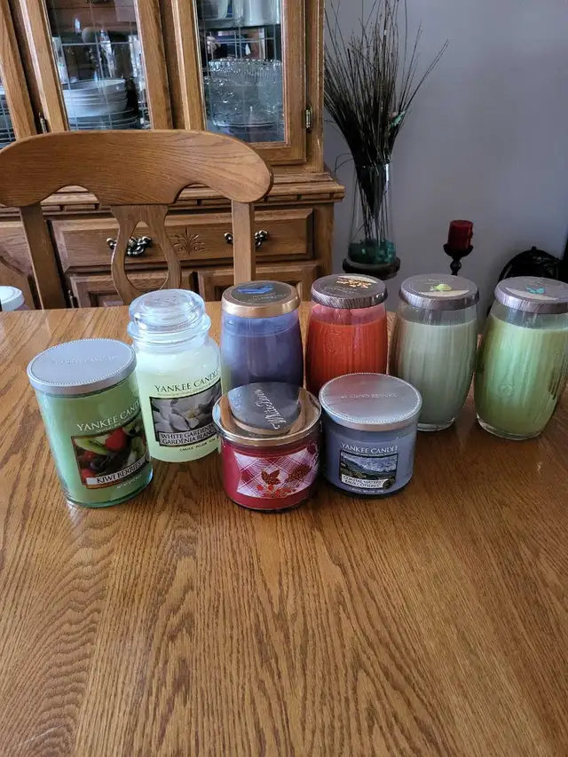 Yankee Candles / White Barn in Home Décor & Accents in Hamilton - Image 2