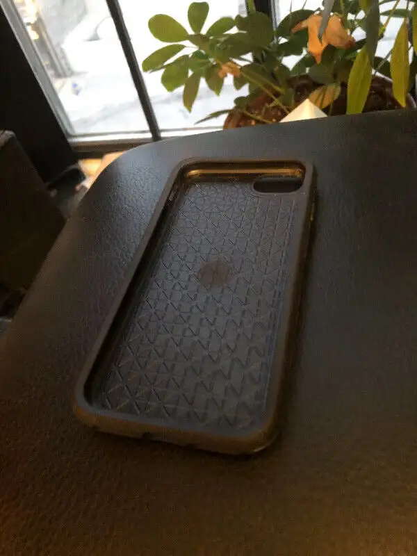 Iphone 8/8s Otterbox Symmetry Case Black - in great condition in Cell Phone Accessories in Kingston - Image 2