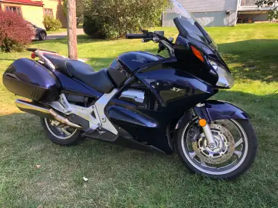 Très belle moto en excellente état. Pneu arr neuf, Dunlop RoadSmart, pneu avant a 80% usure. 173,000...