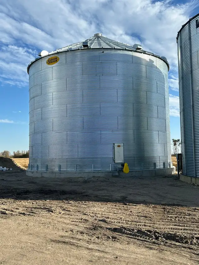 Flat Bottom Bins in Other in Portage la Prairie - Image 3