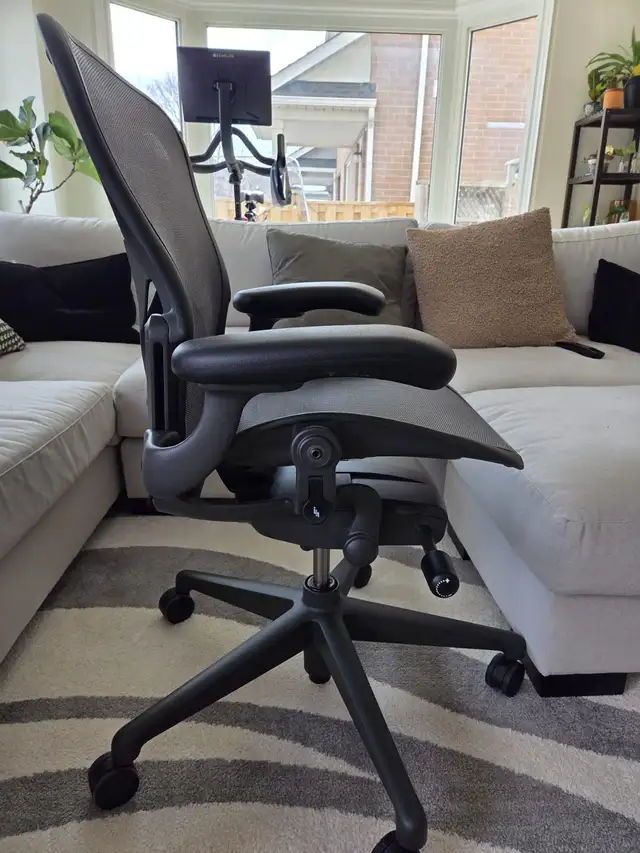 Herman Miller Aeron Remastered Chair w/ Posturefit SL (Size A) in Chairs & Recliners in Markham / York Region - Image 6