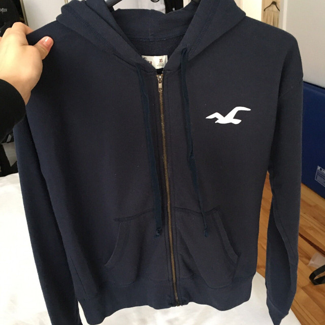 Hollister zipped logo hoodie dans Femmes - Hauts et vêtements d'extérieur  à Ville de Montréal - Image 3