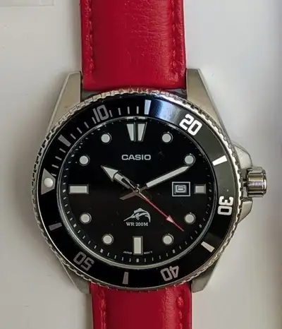 200 metre waterproof. C/W 3 Straps: OEM Rubber, Smooth padded Red Leather and Black Leather 2 Spare...