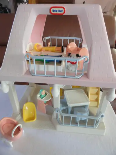 Maison poupée Vintage. Date de 1990. Le tout est d'origine. Avec gros personnages mobiles pour petit...