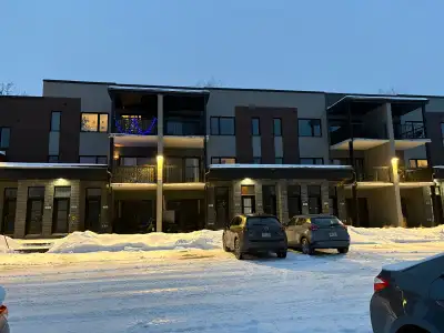 Grand 4 1/2 au 2e étage d’une construction de 2021. Disponible en cession de bail dès le 1er mars 20...