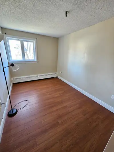 Private Bedroom for Rent A private bedroom is available in a 2-bedroom, 1-bath apartment at 2155 Mon...