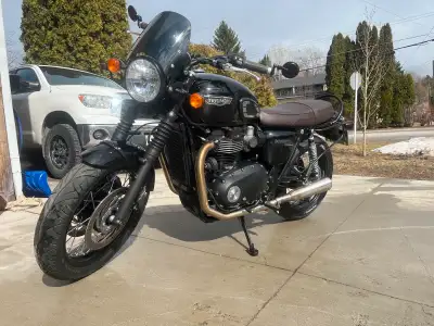 Very clean bike.. 1200cc, 6-speed, upgraded exhaust, mirrors, windscreen, etc.. all stock parts incl...