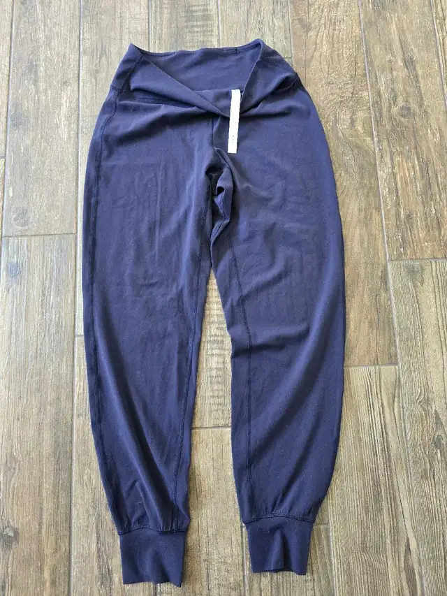 Reduced Lululemon Joggers Size 8 in Women's - Bottoms in Moncton - Image 2