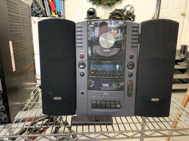 Sanyo bookshelf stereo system with remote . dans Chaînes stéréo  à Ouest de l’Île