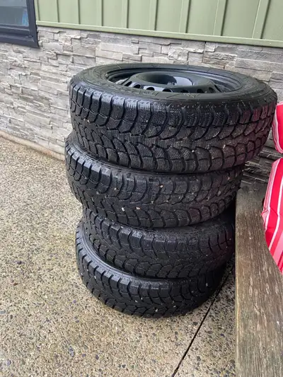 Full set of winter tires on rims Size; 215/65/R17 These were on a Jeep Patriot. Only used for onesea...