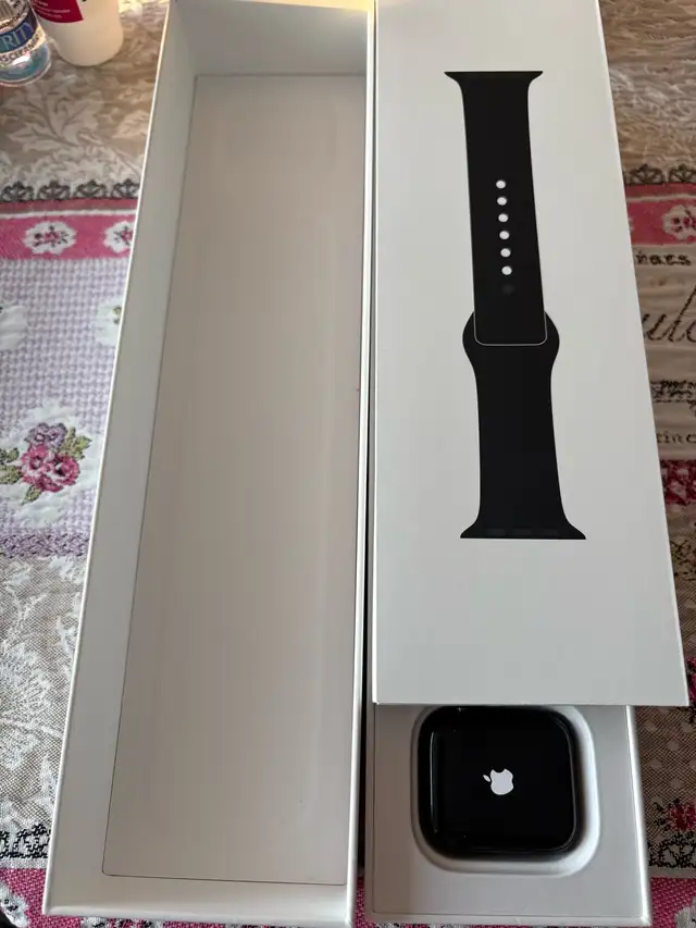 Apple Watch Series 5 40mm  Stainless Steel (GPS + Cell in Jewellery & Watches in Markham / York Region - Image 7