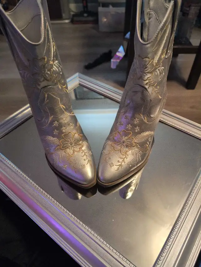 Fancy cowboy boots for women  in Women's - Shoes in Medicine Hat - Image 6