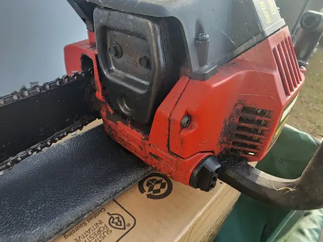 Sears Craftsman Chain Saw 18" Bar 42cc Displacement in Lawnmowers & Leaf Blowers in Windsor Region - Image 6