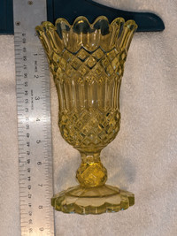 Vase jaune à fleurs  depression glass